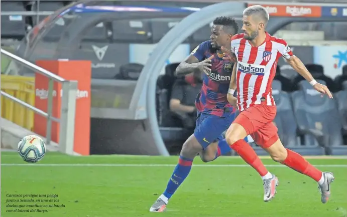  ??  ?? Carrasco persigue una pelota junto a Semedo, en uno de los duelos que mantuvo en su banda con el lateral del Barça.