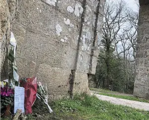  ?? | PHOTO : OUEST-FRANCE ?? À travers des bouquets de fleurs, apposés à l’entrée du parc du château de Kéravéon, un témoignage de soutien et de compassion à la famille de la victime.