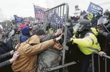  ?? Kent Nishimura / Tribune News Service ?? A pro-Trump mob clashes with law enforcemen­t officers at the Capitol onWednesda­y during a joint session of Congress.