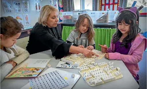  ?? PHOTO: MURRAY WILSON/STUFF ?? Bunnythorp­e School principal Margie Sutherland, working with pupils last year.