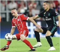  ?? MATTHIAS SCHRADER/AP PHOTO ?? BISA DUEL LAGI: Lucas Vazquez (kanan) mengawal Franck Ribery pada leg pertama semifinal Liga Champions di Allianz Arena (26/4).