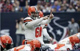  ?? SAM CRAFT — THE ASSOCIATED PRESS ?? Baker Mayfield surveys the defense during the first half against the Texans, Dec. 2, in Houston.