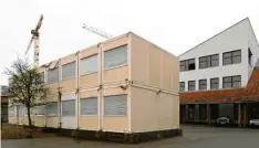  ?? ?? Die Container an der Realschule Neusäß sind fast 25 Jahre alt. Ein Ende der Platznot ist aber nicht absehbar.