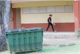  ??  ?? Los estudiante­s de la escuela María Libertad Gómez se distribuir­án en escuelas cercanas para el mes de agosto.