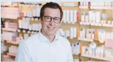  ??  ?? Dr. Florian Hofmann ohne Bart in der Apotheke