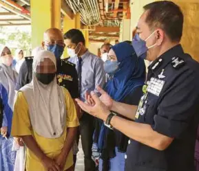  ?? (Foto Nik Abdullah Nik Omar/bh) ?? Muhamad Zaki menemui ibu mangsa di PICU HRPZ II, semalam.