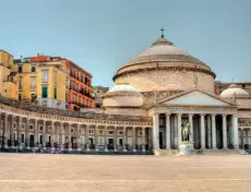  ??  ?? VAKKERT TORG: Piazza del Plebiscito med 1600-tallspalas­set Palazzo Reale og San Francesco di Paola-kirken er vel verdt besøket.