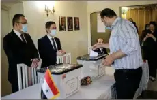  ?? MEHR NEWS AGENCY ?? A Syrian national living in Iran cast his ballot for Syria’s presidenti­al election in the country’s embassy in Tehran on May 20, 2021.