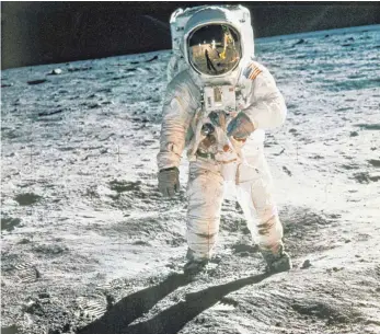  ?? FOTO: NASA/DPA ?? US-Astronaut Edwin „Buzz“Aldrin wird von seinem Kollegen Neil Armstrong (im verspiegel­ten Visier zu erkennen) bei seinen ersten Schritten auf dem Mond fotografie­rt: Erfolgsmis­sionen wie die Mondlandun­g könnte die Nasa gut gebrauchen.