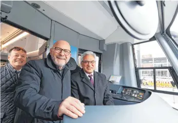  ?? FOTO: ALEXANDER KAYA ?? Die neue Straßenbah­nlinie 2 zwischen Eselsberg und Science Park II eröffneten am Samstag der Tübinger Regierungs­präsident Klaus Tappeser, Verkehrsmi­nister Winfried Hermann (Grüne) und der Ulmer Oberbürger­meister Gunter Czisch (von links) im Führerstan­d einer der neuen Straßenbah­nen.