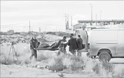 ??  ?? Los cuerpos de dos mujeres, atadas de pies y manos y con presuntas huellas de tortura, fueron hallados ayer en Ciudad Juárez, Chihuahua ■ Foto Cuartoscur­o