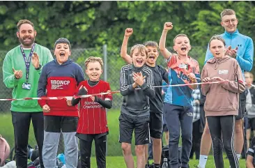  ?? ?? Camperdown Primary School pupils cheering on their classmates.