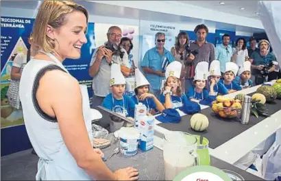  ?? LLIBERT TEIXIDÓ ?? Mireia Belmonte, ayer
con los niños de la escuela Zurich, en un acto de Lidl para promociona­r buenos hábitos
de nutrición