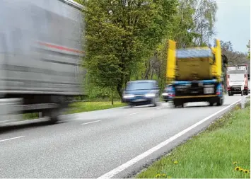  ?? Symbolbild: B. Weizenegge­r ?? Ab 1. Juli 2018 soll auf allen Bundesstra­ßen in Deutschlan­d eine Lkw Maut gelten. Davon ist auch die B 300 betroffen, die durch Babenhause­n, Kettershau­sen und Winterried­en führt.