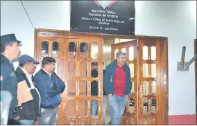  ??  ?? El intendente Nicolás Vargas (ANRcartist­a) actuó con prepotenci­a, incluso el jueves, cuando fue llevado a la Fiscalía por la policía.