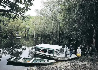  ?? BRUNO KELLY / REUTERS ?? La campaña de vacunación, con el inmunógeno de Astrazenec­a, en la reserva de Tupe, Manaus