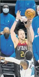  ?? FOTO: AP ?? Joe Ingles lanza un triple