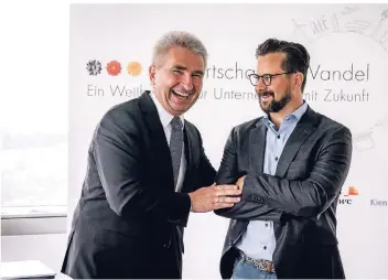  ?? FOTO: ANDREAS ENDERMANN ?? Maximago-Gründer Daniel Greitens (rechts) scherzt bei der Preisverle­ihung von „NRW – Wirtschaft im Wandel“mit NRW-Wirtschaft­sminister Andreas Pinkwart.