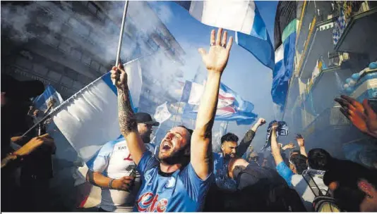  ?? Guglielmo Mangapane / Reuters ?? Els seguidors del Nàpols ja celebraven als carrers de la ciutat l’èxit del seu equip abans de l’inici del partit.