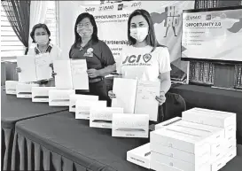  ?? JCI LAKAMBINI DAVAO ?? TABLETS.
JCI Lakambini Davao in partnershi­p with USAid and the Department of Education donated 25 brand new tablets to support the continuing education of deserving students under the HERO program.