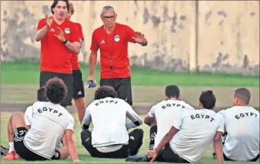  ??  ?? MOTIVADOR. Héctor Cúper habla con los jugadores de Egipto en el entrenamie­nto previo a la final.