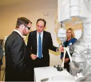  ?? Alexander Rogers / Handout ?? Dr. Stefan Kreuzer, center, wants to bring down the cost of joint replacemen­t surgeries by using the latest technology and offering bundled pricing.