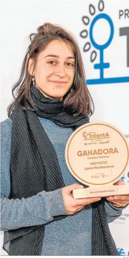  ?? M. G. ?? Natalia Escanio con el premio TalentA de Corteva y Fademur.