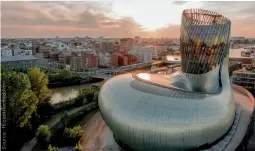  ?? ?? La visite de la Cité du Vin vous donnera l’occasion d’admirer une vue en 360 degrés de la ville de Bordeaux du haut du belvédère.