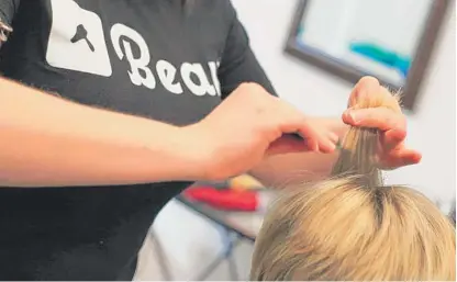  ?? | BEAU ?? Two University of Illinois graduates launched a service that lets men schedule at- home hair appointmen­ts.