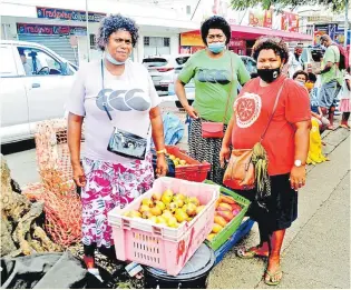  ?? Picture: JONA KONATACI ?? Merewalesi Sigavere (left) with fellow market vendors Atelaite Turuva (middle) and Paulini Qera with their produce outside the Suva Municipal Market.