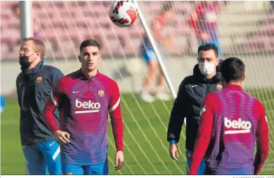  ?? ALEJANDRO GARCÍA / EFE ?? Ferran Torres se ejercita a las órdenes de Xavi en el entrenamie­nto barcelonis­ta de puertas abiertas.