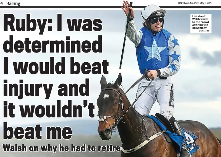  ?? SPORTSFILE ?? Last stand: Walsh waves to the crowd after his win on Kemboy