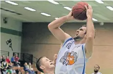  ?? ARCHIVFOTO: MICHAEL RITTERS ?? Starkes Comeback: Co-Trainer Simon Bennett zeigte in Essen, dass er den Elephants auch auf dem Feld noch helfen kann.