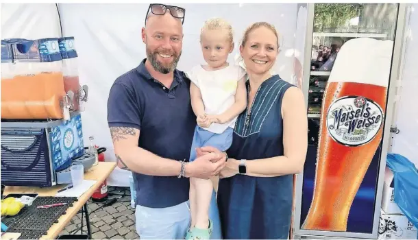  ?? FOTO: MÖW ?? Beim Heim-Art-Markt in Geldern waren Jenny, Fritzchen und Tim Kloiber (v. r.) im Sommer dabei. Jetzt eröffnen sie Kloibers Wirtshaus in Xanten.