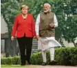  ?? Foto: dpa ?? Austausch an der frischen Luft: Kanzlerin Merkel mit Premier Modi.