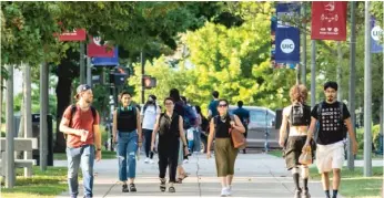  ?? ASHLEE REZIN/SUN-TIMES ?? Students walk through campus last August at the University of Illinois Chicago.