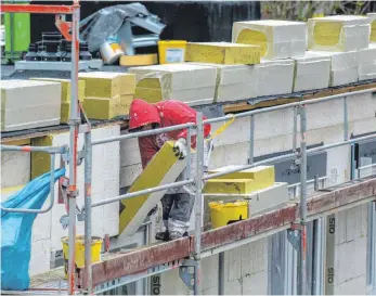  ?? FOTO: JOCHEN TACK/IMAGO IMAGES ?? Fassadendä­mmung eines Neubaus: Materialen­gpässe und Preissteig­erungen prägen aktuell das Bild auf vielen Baustellen. Für viele Handwerksb­etriebe und Häuslebaue­r wird es eng.