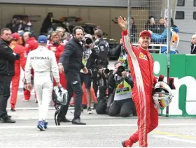  ?? JUN QIAN/JAWA POS ?? TIDAK TERBENDUNG: Percikan api terpancar dari mobil bintang Ferrari Sebastian Vettel saat kualifikas­i GP Tiongkok kemarin. Pembalap Jerman itu menyapa fans setelah memastikan meraih pole position.