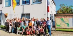  ?? Foto: Armin Schmid ?? Zum Besuch der Gäste aus Moulins war vor dem Kellmünzer Rathaus neben der deut schen auch die französisc­he Flagge gehisst.