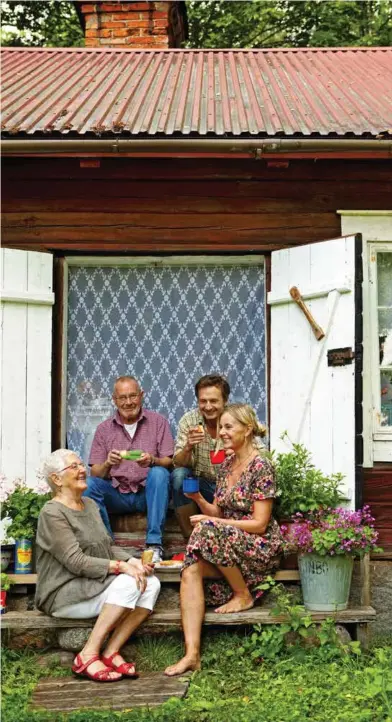  ?? ?? FAMILIEN: Lisbeth og Bosse, Liselotte og Jonas’ foreldre bruker hytta mye fremdeles. Og det hender at alle er her samtidig. Det går bra det også.