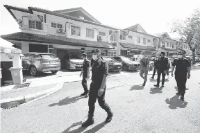  ?? — Gambar Bernama ?? KAWAL: Anggota Polis Diraja Malaysia (PDRM) dan Angkatan Tentera Malaysia (ATM) membuat tinjauan dan pemeriksaa­n dari rumah ke rumah di Presint 9 dekat Putrajaya, semalam bagi memastikan tiada aktiviti kunjung mengunjung dibuat sempena Aidilfitri.