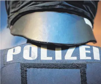  ?? FOTO: DPA ?? Schutzausr­üstung ist nötig: Polizisten werden laut offizielle­n Statistike­n immer häufiger Opfer von Gewalt. Im Südwesten setzt sich dieser Trend auch im laufenden Jahr fort.