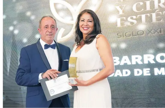  ?? ?? La doctora Mariela Barroso recibió el premio de manos de Antonio Queijeiro