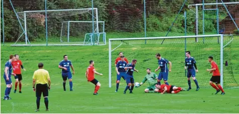  ?? Foto: Robert Prestele ?? Das Derby zwischen dem SV Oberrieden (rot‰schwarze Trikots) und dem SV Bedernau war eine klare Angelegenh­eit: Mit 5:0 bezwang der Aufsteiger aus Oberrieden den Lo‰ kalrivalen und feierte damit einen gelungenen Einstand in die neue Saison.