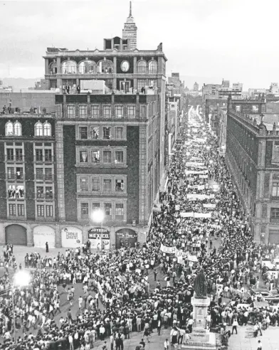  ??  ?? Marcha del Silencio: miles de estudiante­s a su paso por la Avenida 5 de mayo, aquel 13 de septiembre de 1968