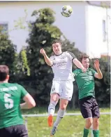  ?? RP-FOTO: STEPHAN KÖHLEN ?? Dennis Lichtenwim­mer (Mitte) markierte per Kopfball den Anschlusst­reffer zum 1:2.