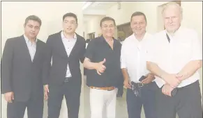  ??  ?? Ronald Dietze (d) y Carlos Soler (2º de la der.), referentes del Partido de la Juventud, inscribier­on ayer candidatur­as en la Justicia Electoral.