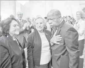  ??  ?? Dolores Huerta, activista defensora de los derechos civiles; Ethel Kennedy, viuda del senador Robert F. Kennedy, y el senador republican­o John Lewis, icono de los derechos civiles en Estados Unidos, ayer en la ceremonia de la entrega del Premio de...