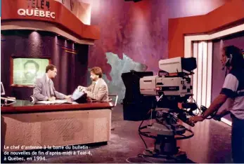  ??  ?? Le chef d’antenne à la barre du bulletin de nouvelles de fin d’après-midi à Télé-4, à Québec, en 1994.