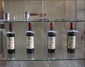  ??  ?? Parmi les lots proposés jeudi, des bouteilles de Château Petrus de 1986.